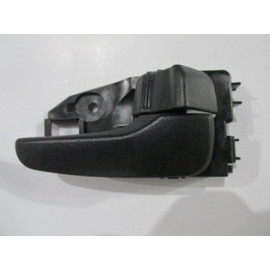 MITSUBISHI LANCER- 04/08; ÖN KAPI İÇ AÇMA KOLU SAĞ SİYAH (PÜTÜRLÜ TİP) (HUSHAN) 105-3013