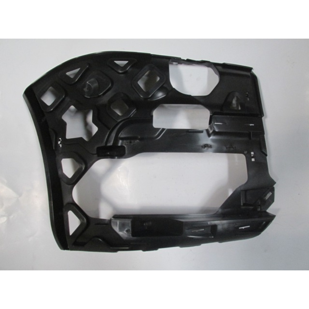 VOLKSWAGEN CADDY- 15/20; ÖN TAMPON BAĞLANTI BRAKETİ BÜYÜK SAĞ (YAN KULAĞA TAKILAN) (MAXI VAN)(TYG) 1193-2023A