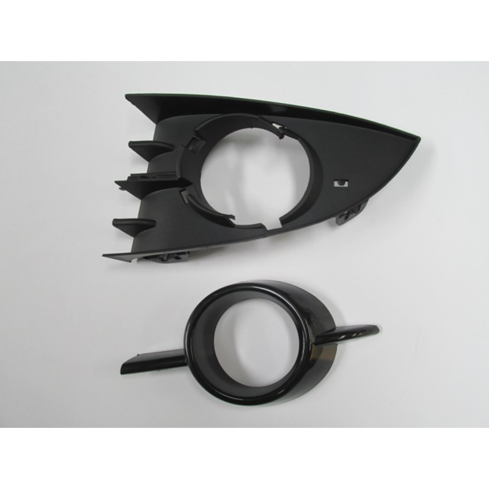 RENAULT SCENIC- 2- 07/09; SİS LAMBA KAPAĞI SOL SİS DELİKLİ SİYAH (DIŞ ÇERÇEVESİ SİYAH) 2PARÇA(TYG) 1445-2062