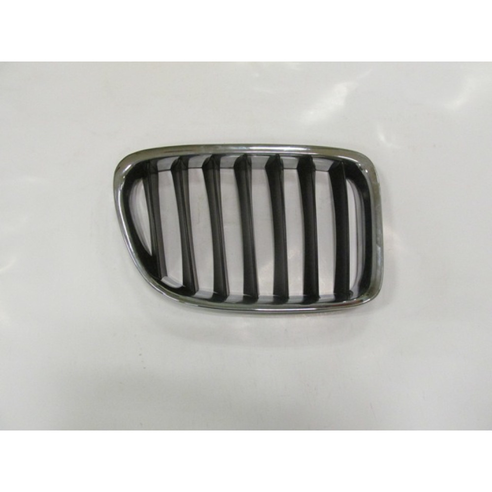 BMW X1- E84- 13/15; ÖN PANJUR SAĞ NİKELAJLI/ İÇ PETEKLERİ SİYAH 2040-2341