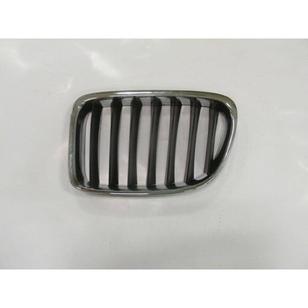 BMW X1- E84- 13/15; ÖN PANJUR SOL NİKELAJLI/ İÇ PETEKLERİ SİYAH 2040-2342