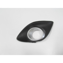 MAZDA 2- HB- 12/14; SİS LAMBA KAPAĞI SOL SİS DELİKLİ/ÇERÇEVESİ GÜMÜŞ GRİ (TYG) 345-2064A