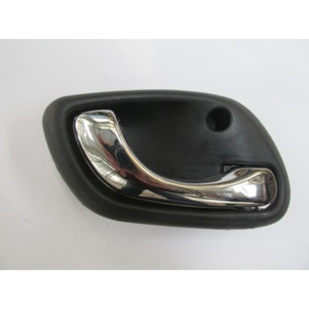 SUZUKI GRAND VITARA- 98/02; ÖN KAPI İÇ AÇMA KOLU SAĞ SİYAH (ELCEĞİ NİKELAJLI) (TW) 532-3013