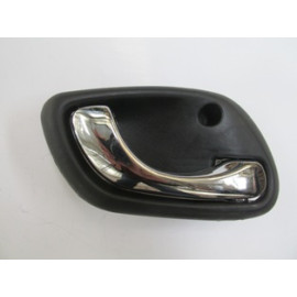 SUZUKI GRAND VITARA- 98/02; ÖN KAPI İÇ AÇMA KOLU SAĞ SİYAH (ELCEĞİ NİKELAJLI) (TW) 532-3013