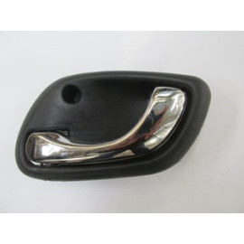 SUZUKI GRAND VITARA- 98/02; ÖN KAPI İÇ AÇMA KOLU SOL SİYAH (ELCEĞİ NİKELAJLI) (TW) 532-3014