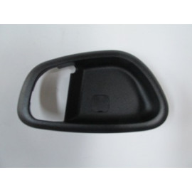 HYUNDAI I10- 08/11; ÖN KAPI İÇ AÇMA KOLU ÇERÇEVESİ SAĞ SİYAH 608-3011A