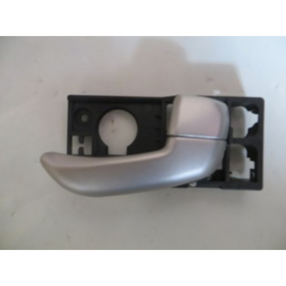 HYUNDAI I10- 08/11; ÖN KAPI İÇ AÇMA KOLU SAĞ GÜMÜŞ GRİ 608-3011