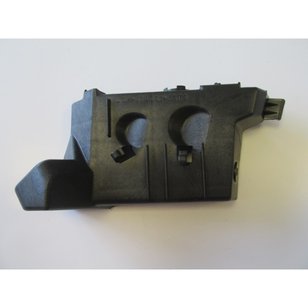 FORD TOURNEO COURIER- 14/18; ÖN TAMPON BAĞLANTI BRAKETİ SAĞ 890-2023