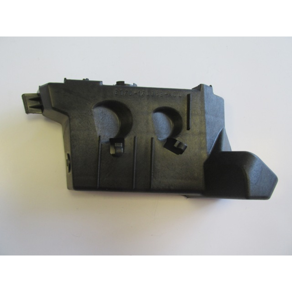 FORD TOURNEO COURIER- 14/18; ÖN TAMPON BAĞLANTI BRAKETİ SOL 890-2024